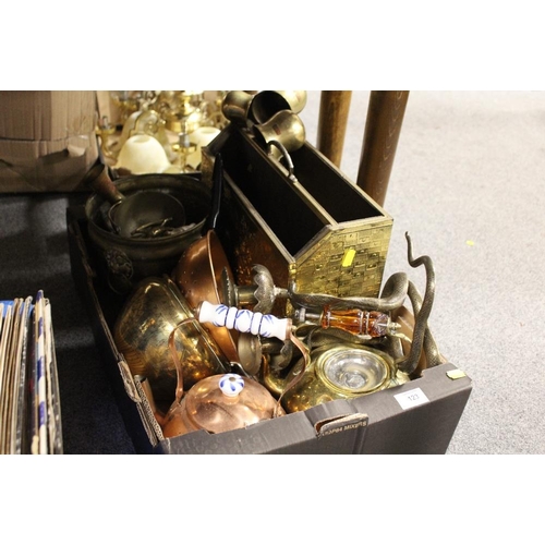 123 - A TRAY OF ASSORTED METALWARE TO INCLUDE COPPER AND BRASS EXAMPLES