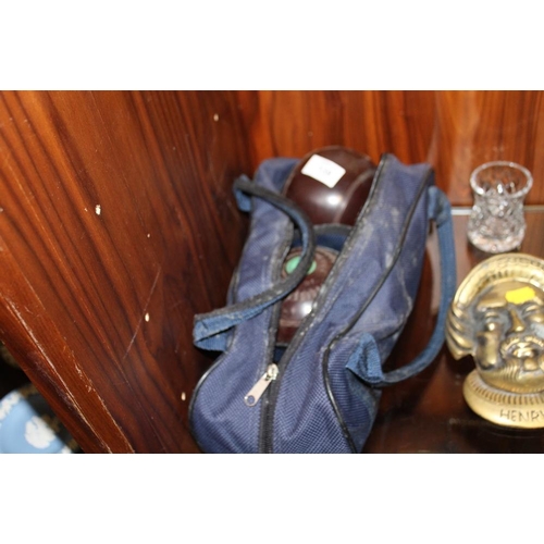 139 - A BAG OF VINTAGE LAWN BOWLS