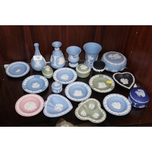 142 - A COLLECTION OF WEDGWOOD JASPERWARE TO INCLUDE A PINK FLAMINGO PATTERN PIN DISH, VASES, TRINKET POTS... 