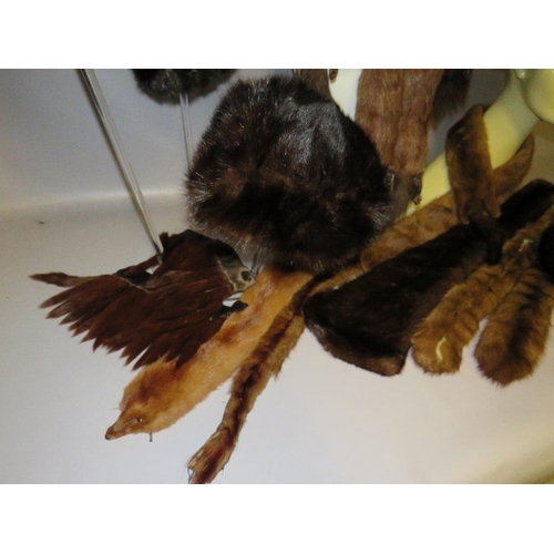 73 - A COLLECTION OF VINTAGE MINK FUR ACCESSORIES COMPRISING HATS, STOLES AND COLLARS ETC (13)