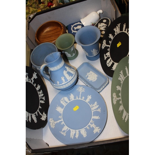 101 - A TRAY OF WEDGWOOD JASPERWARE TO INCLUDE CABINET PLATES