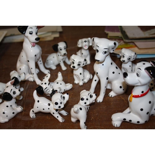 103 - A COLLECTION OF DISNEY RELATED CERAMIC FIGURES, COLLECTORS PLATES ETC