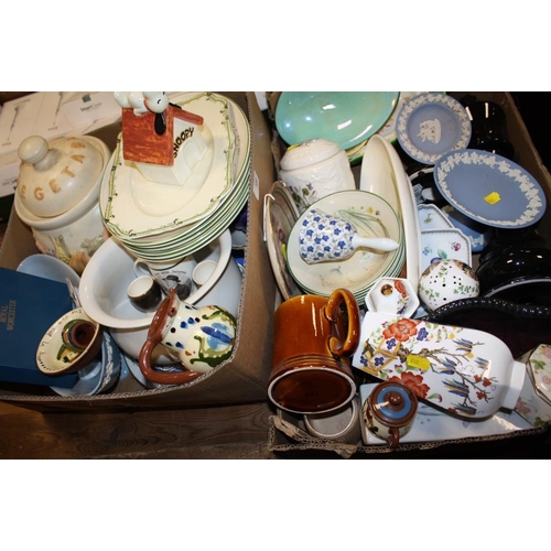 108 - TWO TRAYS OF ASSORTED CERAMICS TO INCLUDE A WEDGWOOD JASPERWARE COMPORT