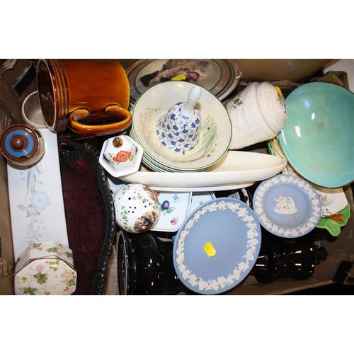 108 - TWO TRAYS OF ASSORTED CERAMICS TO INCLUDE A WEDGWOOD JASPERWARE COMPORT