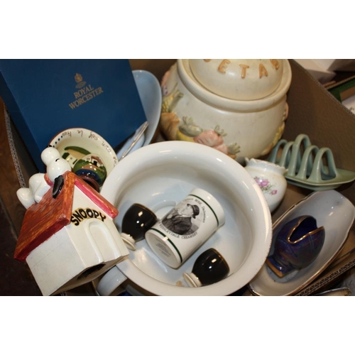 108 - TWO TRAYS OF ASSORTED CERAMICS TO INCLUDE A WEDGWOOD JASPERWARE COMPORT
