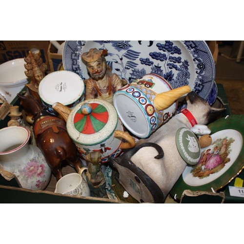 117 - TWO TRAYS OF ASSORTED CERAMICS TO INCLUDE A WEDGWOOD QUEENSWARE PLATE, COALPORT COLLECTORS PLATE ETC