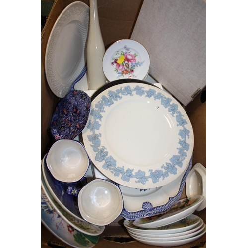 117 - TWO TRAYS OF ASSORTED CERAMICS TO INCLUDE A WEDGWOOD QUEENSWARE PLATE, COALPORT COLLECTORS PLATE ETC