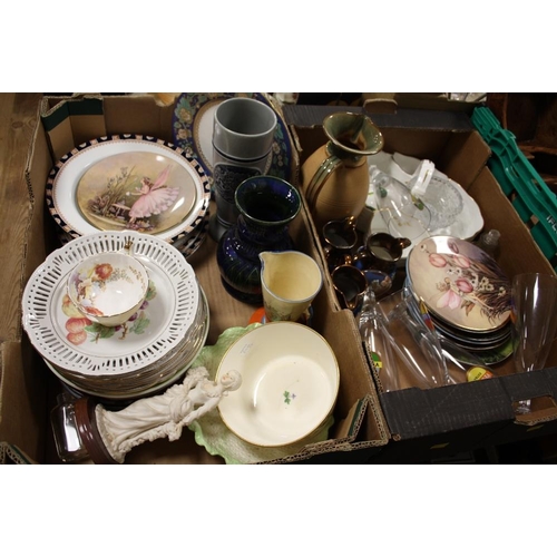98 - TWO TRAYS OF ASSORTED CERAMICS TO INCLUDE A FLORAL AYNSLEY TEACUP, SYLVAC VASE ETC