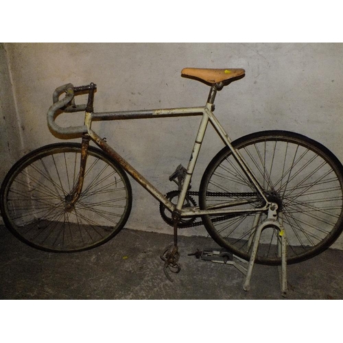 511 - A PERRETTS CYCLE BICYCLE A/F ON VINTAGE TRAINING STAND