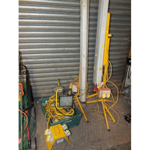 523 - TWO LARGE WORK LIGHTS ON TRIPODS TOGETHER WITH TWO SMALLER EXAMPLE, QUANTITY OF CABLE ETC - HOUSE CL... 