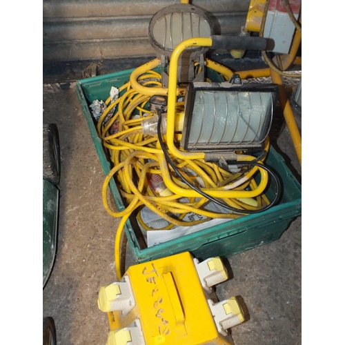 523 - TWO LARGE WORK LIGHTS ON TRIPODS TOGETHER WITH TWO SMALLER EXAMPLE, QUANTITY OF CABLE ETC - HOUSE CL... 