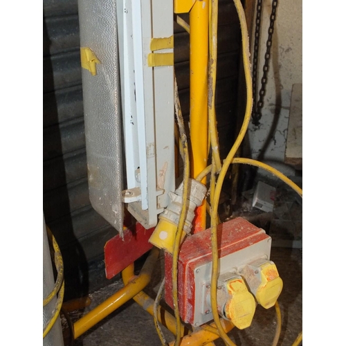 523 - TWO LARGE WORK LIGHTS ON TRIPODS TOGETHER WITH TWO SMALLER EXAMPLE, QUANTITY OF CABLE ETC - HOUSE CL... 