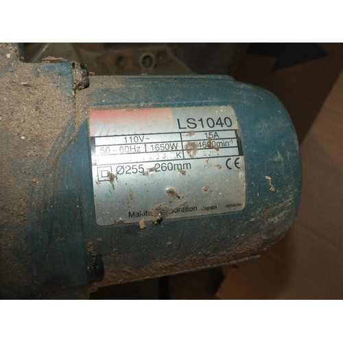 525 - A TABLE SAW TOGETHER WITH A MAKITA CIRCULAR SAW - HOUSE CLEARANCE A/F