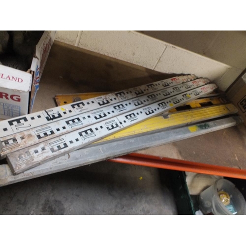 528 - A SELECTION OF ELECTRICAL AND PETROL GARDEN AND HANDTOOLS TO INCLUDE A RYOBI STRIMMER, HUSQVARNA 136... 