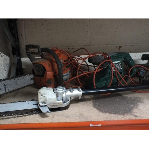 528 - A SELECTION OF ELECTRICAL AND PETROL GARDEN AND HANDTOOLS TO INCLUDE A RYOBI STRIMMER, HUSQVARNA 136... 