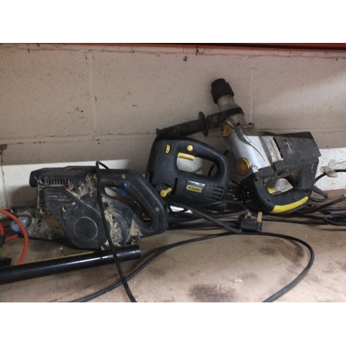 528 - A SELECTION OF ELECTRICAL AND PETROL GARDEN AND HANDTOOLS TO INCLUDE A RYOBI STRIMMER, HUSQVARNA 136... 