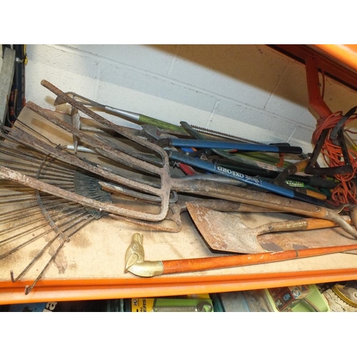 529 - A SMALL SELECTION OF GARDEN TOOLS TO INCLUDE AN ELECTRIC FLYMO STRIMMER