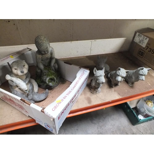 531 - A TRAY OF GARDEN FIGURES TO INCLUDE DOGS