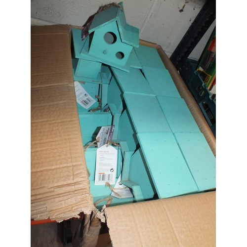 532 - A BOX OF BIRD HOUSES