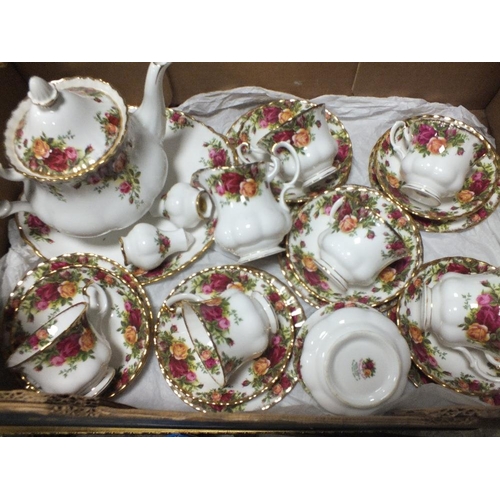 104 - A TRAY OF ROYAL ALBERT OLD COUNTRY ROSES, TO INCLUDE TEA POT, TRIOS, PEPPERETTES ETC.