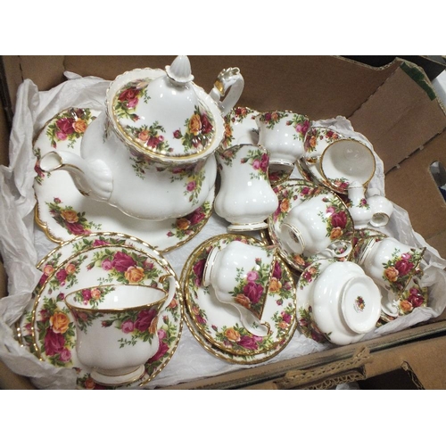 105 - A TRAY OF ROYAL ALBERT OLD COUNTRY ROSES, TO INCLUDE TEA POT, TRIOS, PEPPERETTES ETC.