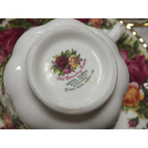 105 - A TRAY OF ROYAL ALBERT OLD COUNTRY ROSES, TO INCLUDE TEA POT, TRIOS, PEPPERETTES ETC.