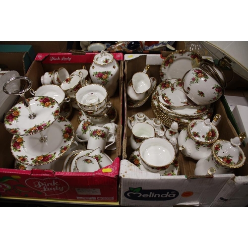 107 - TWO TRAYS OF ROYAL ALBERT OLD COUNTRY ROSES, TO INCLUDE HEART SHAPED TRINKET POT, ASH TRAYS ETC.