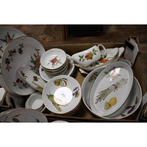 110 - THREE TRAYS OF ROYAL WORCESTER EVESHAM CHINA TO INCLUDE A OVAL LIDDED COOKING POT, DINING PLATES ETC... 