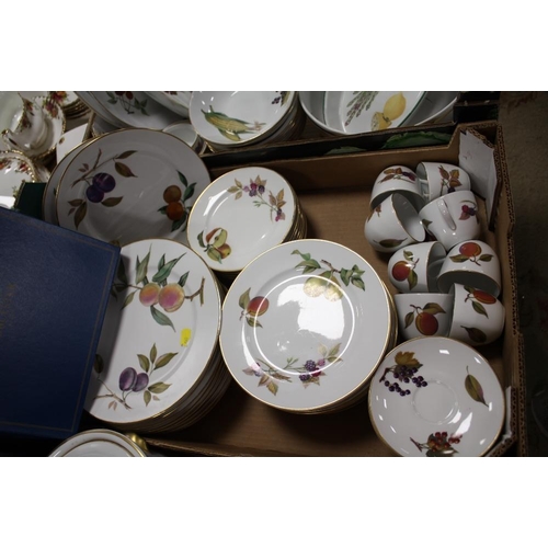 110 - THREE TRAYS OF ROYAL WORCESTER EVESHAM CHINA TO INCLUDE A OVAL LIDDED COOKING POT, DINING PLATES ETC... 