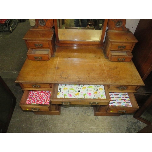 602 - AN EDWARDIAN CARVED MAHOGANY DRESSING TABLE W-122 CM