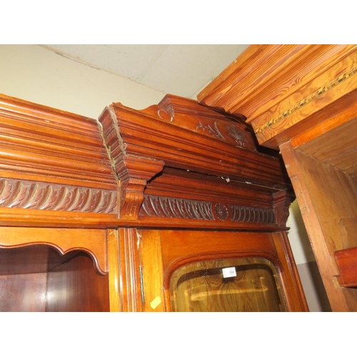 604 - AN EDWARDIAN CARVED MAHOGANY TRIPLE WARDROBE H-229 W-220 CM S/D