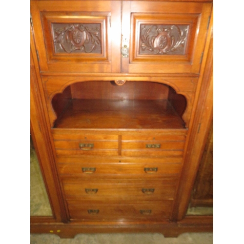 604 - AN EDWARDIAN CARVED MAHOGANY TRIPLE WARDROBE H-229 W-220 CM S/D