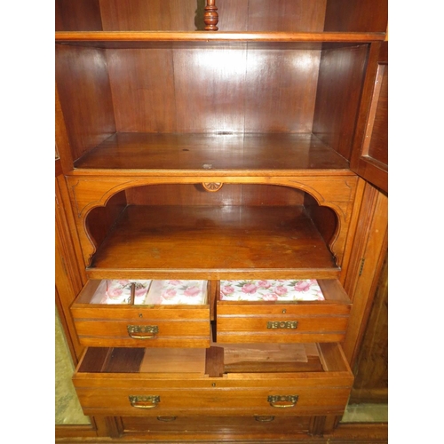 604 - AN EDWARDIAN CARVED MAHOGANY TRIPLE WARDROBE H-229 W-220 CM S/D