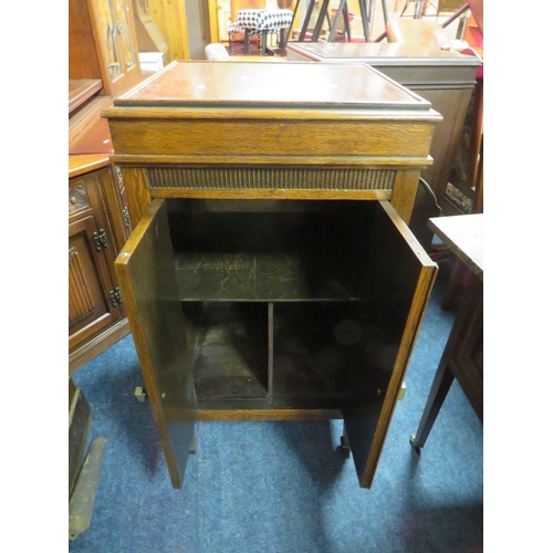 608 - A VINTAGE OAK GRAMOPHONE CABINET  - NO GRAMOPHONE