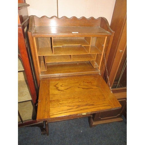 612 - A SMALL VINTAGE OAK BUREAU BOOKCASE H-117 W-52.5 CM