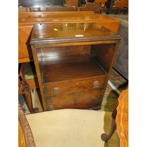 621 - A VINTAGE WALNUT BEDSIDE CABINET, WALNUT COFFEE TABLE AND A CIRCULAR COFFEE TABLE (3)