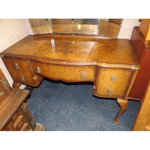 625 - A VINTAGE WALNUT DRESSING TABLE W-116 CM