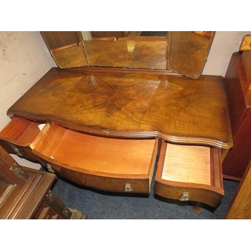 625 - A VINTAGE WALNUT DRESSING TABLE W-116 CM