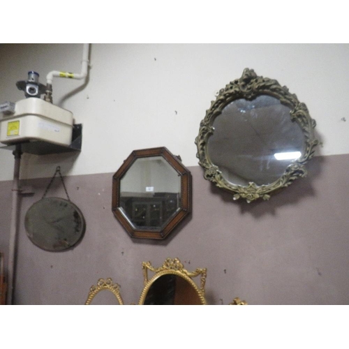 627 - A VINTAGE OAK FRAMED OCTAGONAL MIRROR, W-46 CM WITH A GILT MIRROR, OVAL DECO MIRROR AND A GILT TRIPL... 