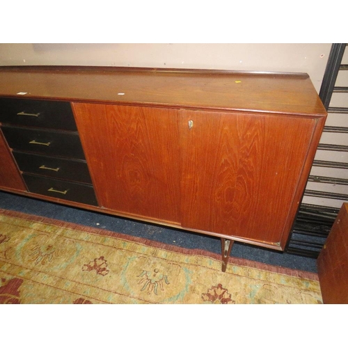 629 - A RETRO TEAK LONG SIDEBOARD WITH FOUR DRAWERS H-84 W-221 D-45 CM