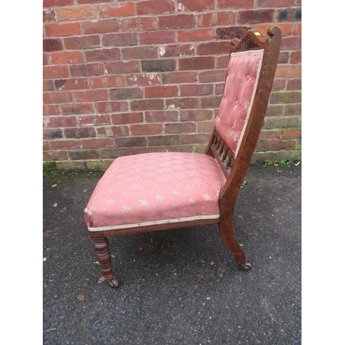 636 - AN EDWARDIAN CARVED MAHOGANY CHAIR