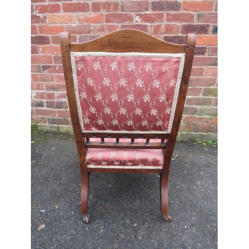 636 - AN EDWARDIAN CARVED MAHOGANY CHAIR