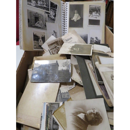 90 - A BOX OF VINTAGE BLACK AND WHITE PHOTOGRAPHS AND EARLY 20TH CENTURY CABINET PHOTOS AND CARTE DE VISI... 