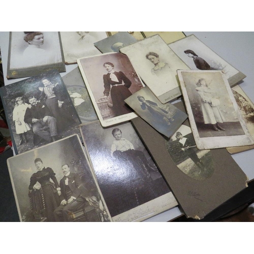 90 - A BOX OF VINTAGE BLACK AND WHITE PHOTOGRAPHS AND EARLY 20TH CENTURY CABINET PHOTOS AND CARTE DE VISI... 