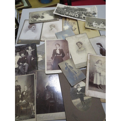 90 - A BOX OF VINTAGE BLACK AND WHITE PHOTOGRAPHS AND EARLY 20TH CENTURY CABINET PHOTOS AND CARTE DE VISI... 