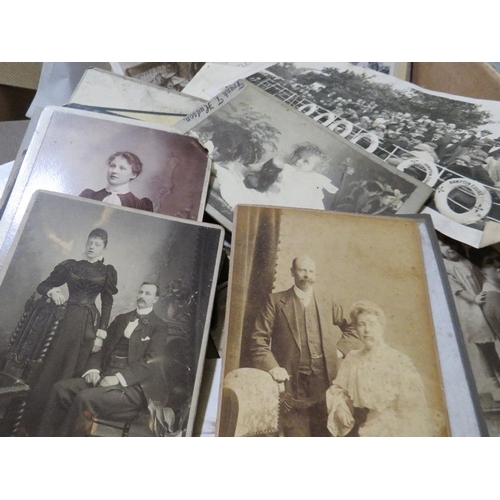 90 - A BOX OF VINTAGE BLACK AND WHITE PHOTOGRAPHS AND EARLY 20TH CENTURY CABINET PHOTOS AND CARTE DE VISI... 