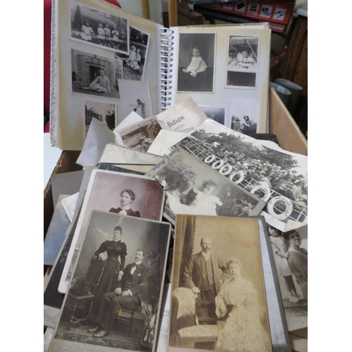 90 - A BOX OF VINTAGE BLACK AND WHITE PHOTOGRAPHS AND EARLY 20TH CENTURY CABINET PHOTOS AND CARTE DE VISI... 