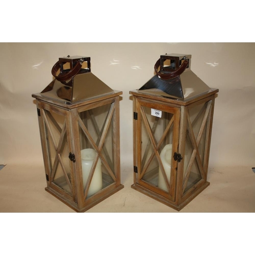 280 - A PAIR OF DECORATIVE MODERN CANDLE LANTERNS, HEIGHT 45 CM