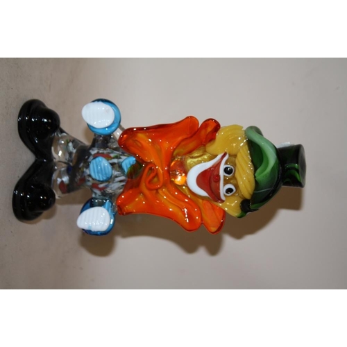 283 - A MURANO STYLE GLASS CLOWN, HEIGHT 21 CM