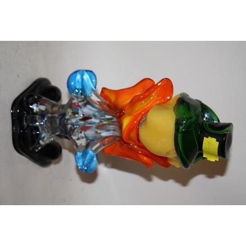 283 - A MURANO STYLE GLASS CLOWN, HEIGHT 21 CM